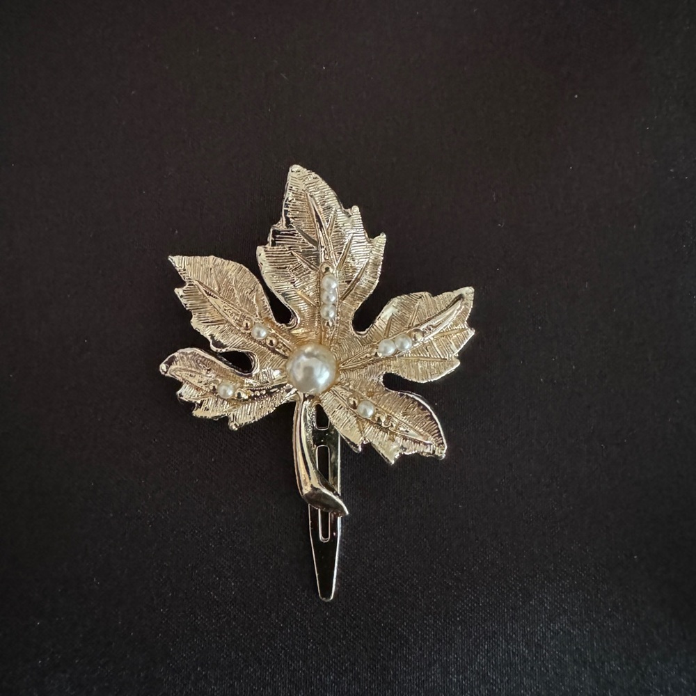 🇨🇦 Canadian Maple Leaf gold toned brooch with small pearl accents